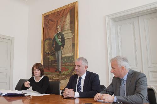 L'assessore regionale all'Istruzione Alessia Rosolen con i consiglieri regionali Alessandro Basso e Giuseppe Sibau (presidente della VI Commissione)